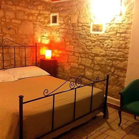 Savarini Bed and Breakfast 4*
